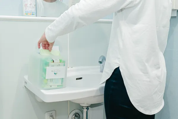 従業員用トイレに設置した、生理用品の専用ボックスの写真