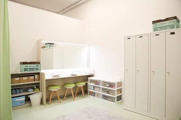 女性専用更衣室の写真。白が基調となっている