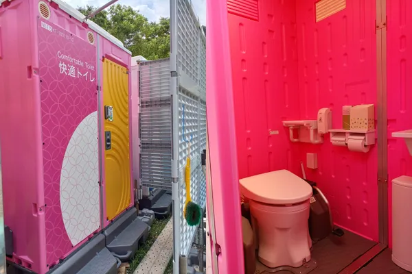 女性トイレの外観・内観写真。外観・内観ともにピンク色で、外観には「快適トイレ」と書かれている。ドアは黄色、便器の色も薄いピンク