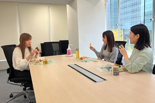 3名の女性が談笑しながらランチを食べている