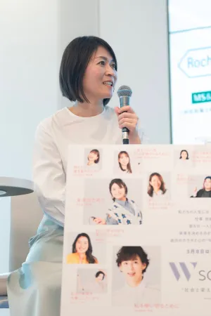 マイクを持った谷村さん