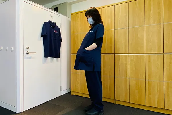 マタニティ制服を着用した女性