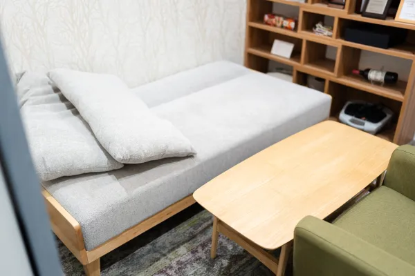 ソファベッド、テーブル、ソファのある休憩室