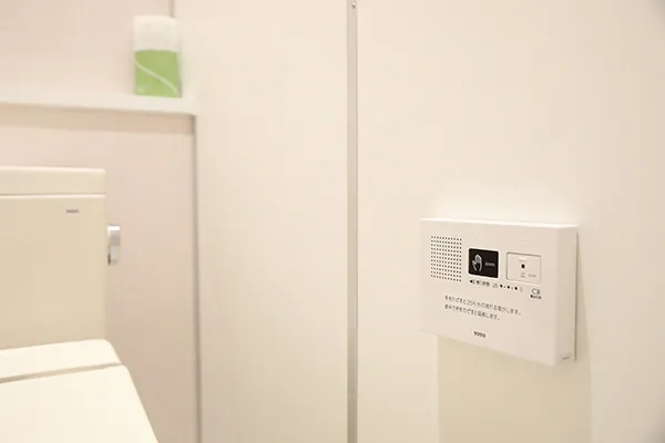 トイレ用擬音装置の写真。「手をかざすと25秒水の流れる音がします。途中で手をかざすと延長します。」と書かれている