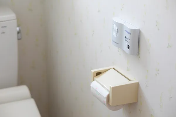 トイレ用擬音装置写真。トイレットペーパーの上に設置されている