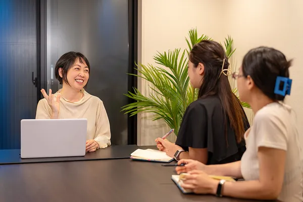 女性従業員2人とコミュニケーションを取る大屋さん