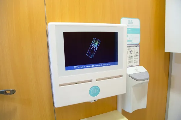 トイレに設置されている生理用品無料配布ディスペンサー